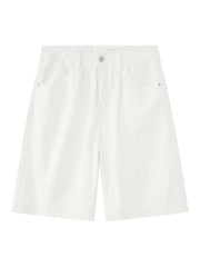 White pleated Bermuda shorts with button closure and front pockets.