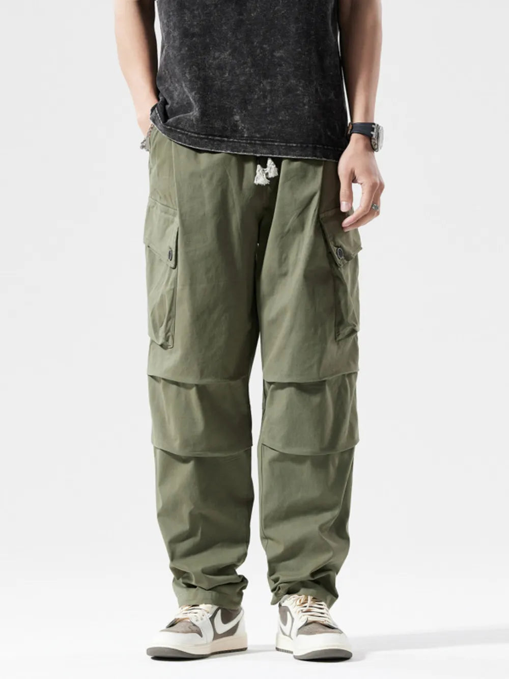 Men's military green pocketed loose fit cargo sweatpants with drawstring