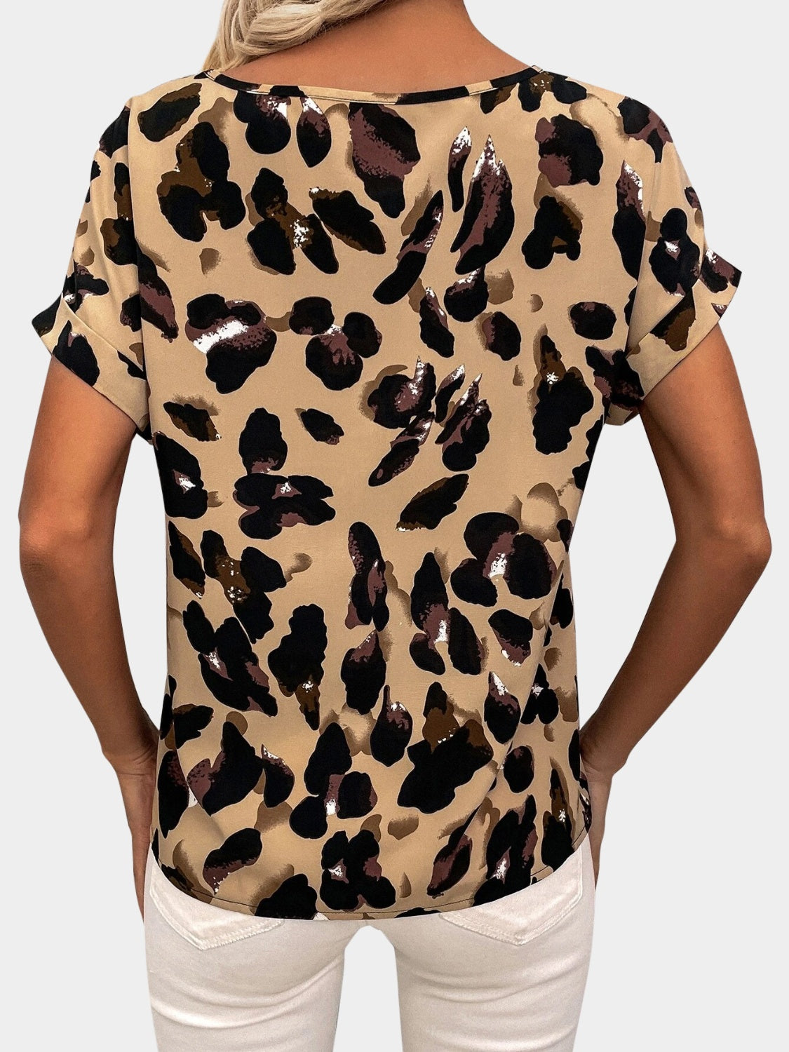 Blouse with leopard print, V-neck, short sleeves, and rolled cuffs.