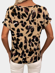 Blouse with leopard print, V-neck, short sleeves, and rolled cuffs.