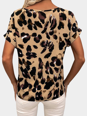 Blouse with leopard print, V-neck, short sleeves, and rolled cuffs.