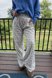 Floral Print Elastic Waist Pants in Light Gray, close-up detail