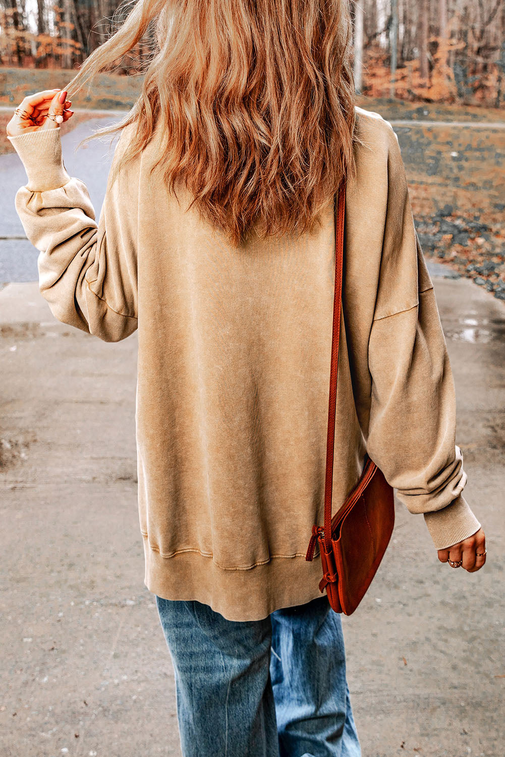 Oversized sand washed cotton sweatshirt with side slits and crew neck.