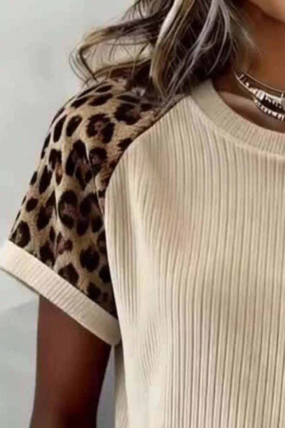 Beige ribbed crew neck t-shirt with leopard print short sleeves