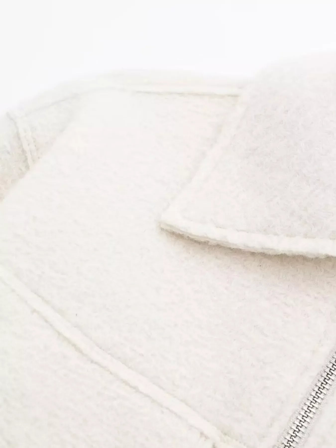 White cropped zip-up jacket with collar and pockets detail