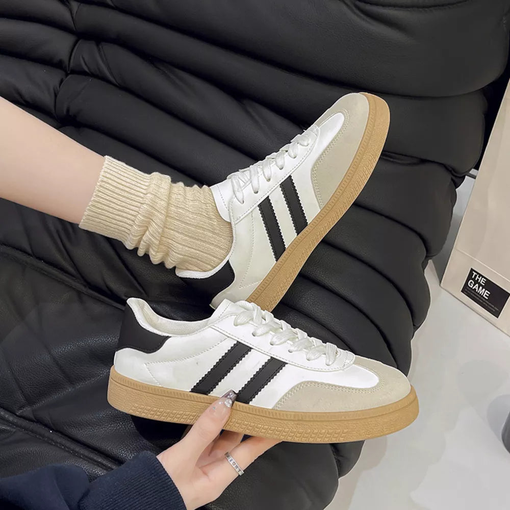 Round Toe Lace Up Sneakers in Black, fit detail