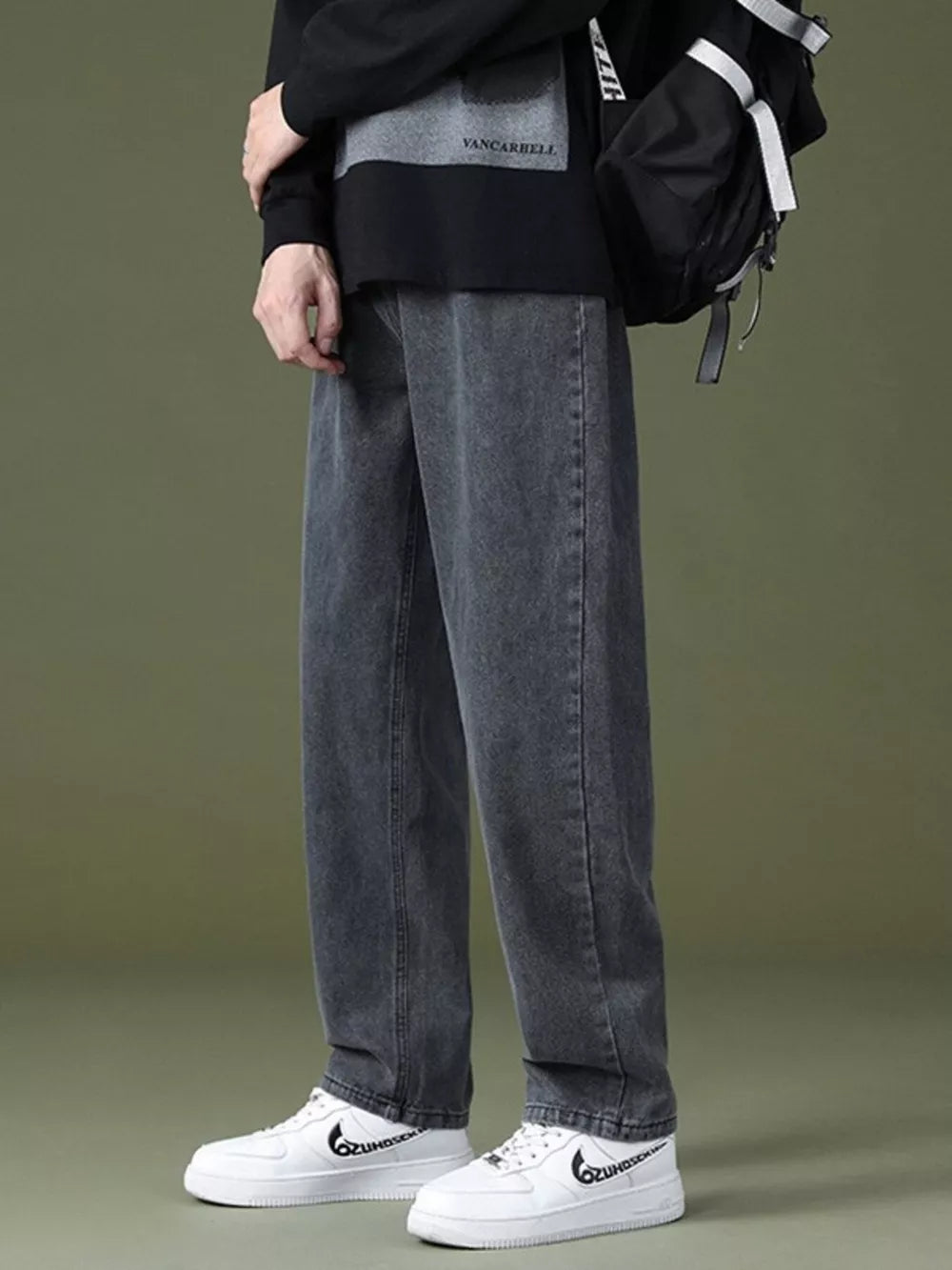 Men's dark gray casual oversized jeans with pockets, relaxed fit.