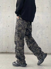 Men's camouflage cargo jeans with multiple pockets, 100% cotton, relaxed fit.
