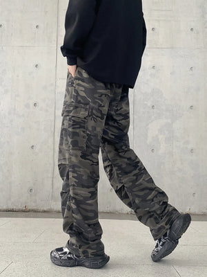 Men's camouflage cargo jeans with multiple pockets, 100% cotton, relaxed fit.