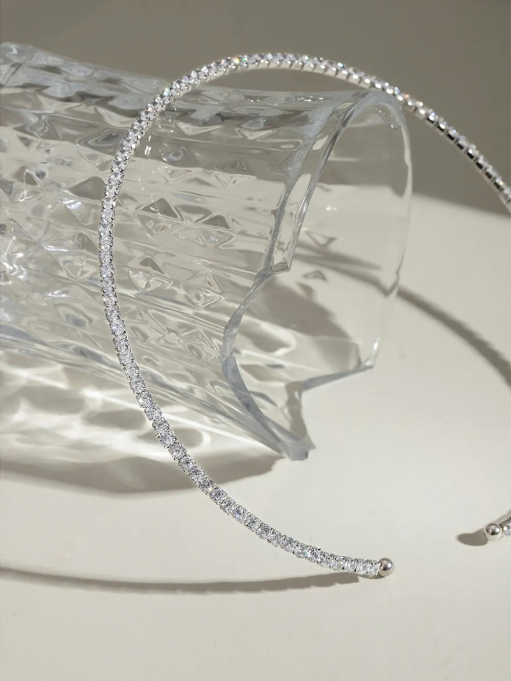 Silver collar necklace with a row of sparkling diamonds
