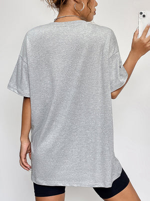 Grey heather t-shirt with short sleeves and crew neck, 100% polyester.