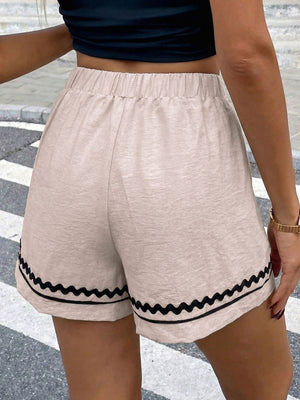 Beige casual shorts with elastic waist and wavy trim detail