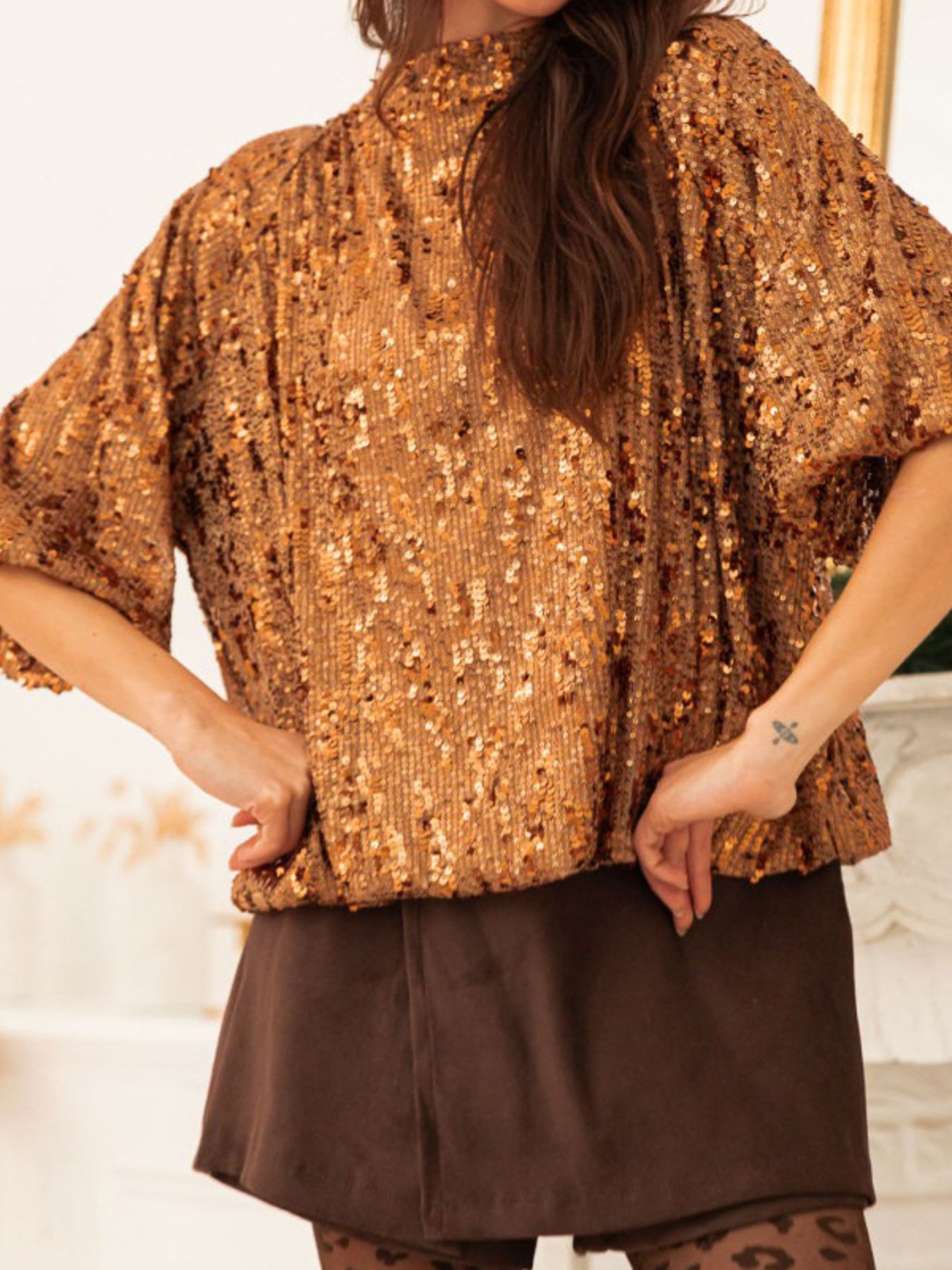 Dazzling sequin blouse in ochre with short sleeves and a mock neck.