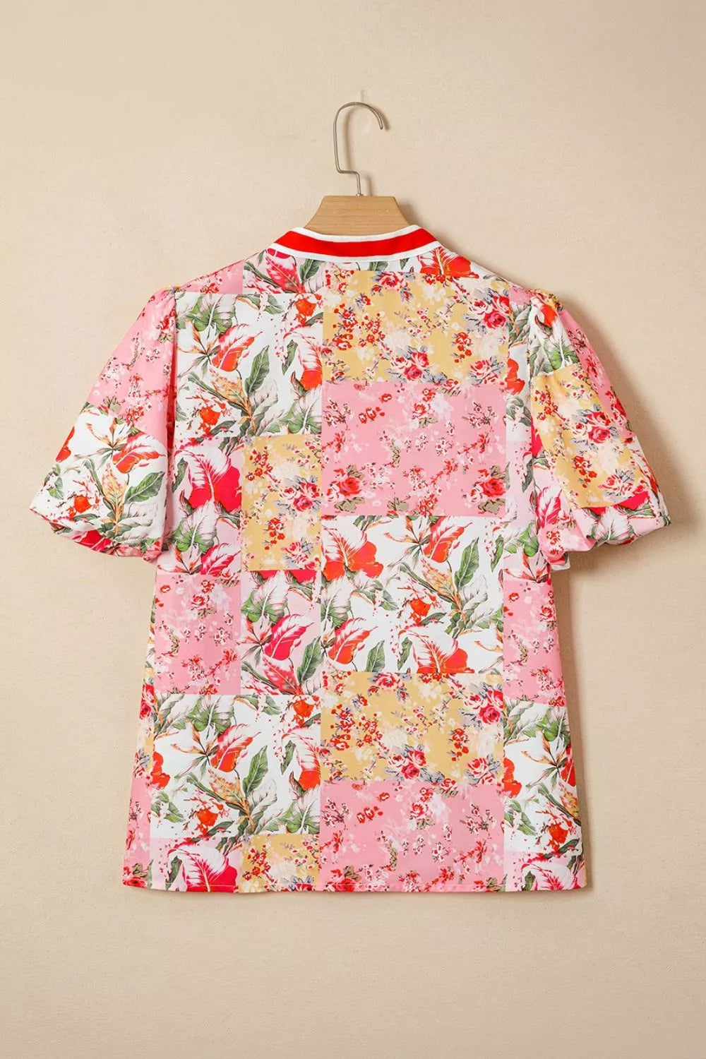 Contrast Collared V Neck Short Sleeve Floral Blouse in Floral, fabric detail