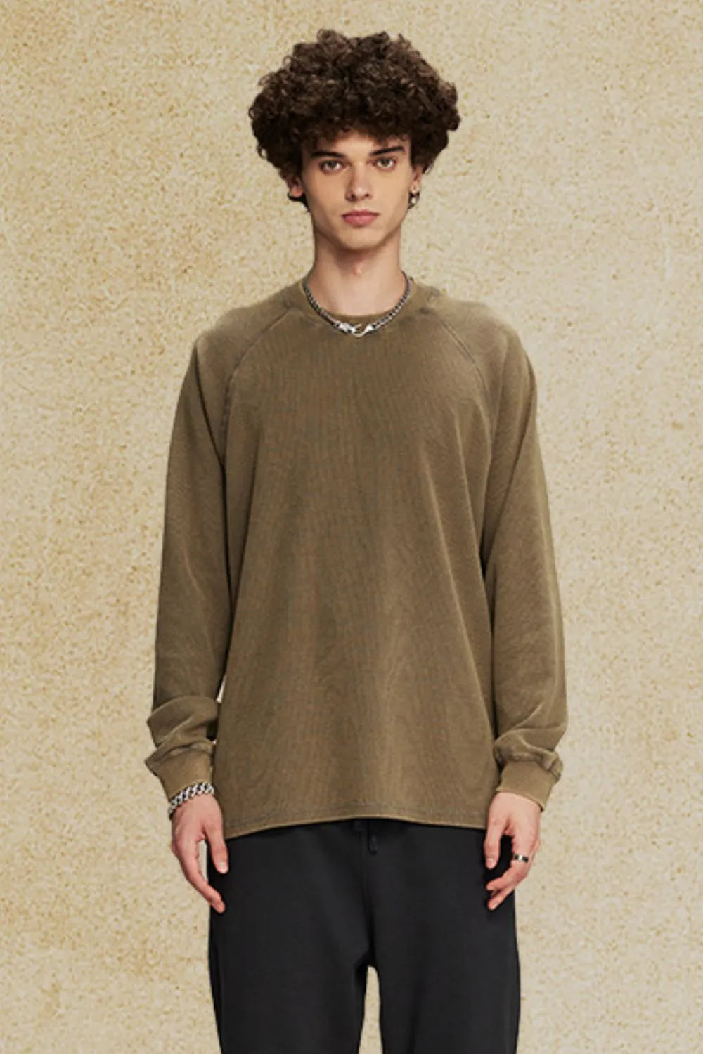Olive washed cotton sweatshirt with raglan sleeves and crew neck.