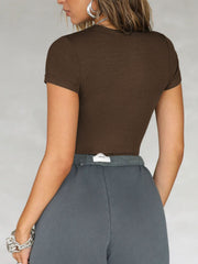 Brown ribbed t-shirt with round neck and short sleeves, body-hugging fit