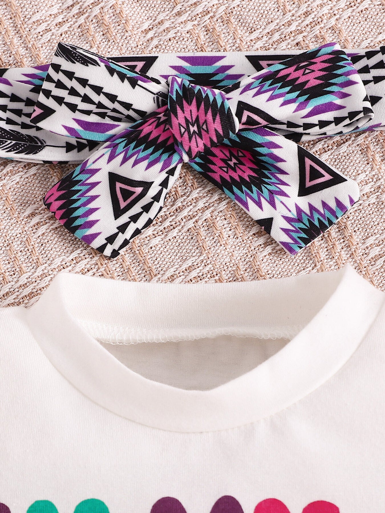 Baby girls' cotton set with geometric print headband and white top detail