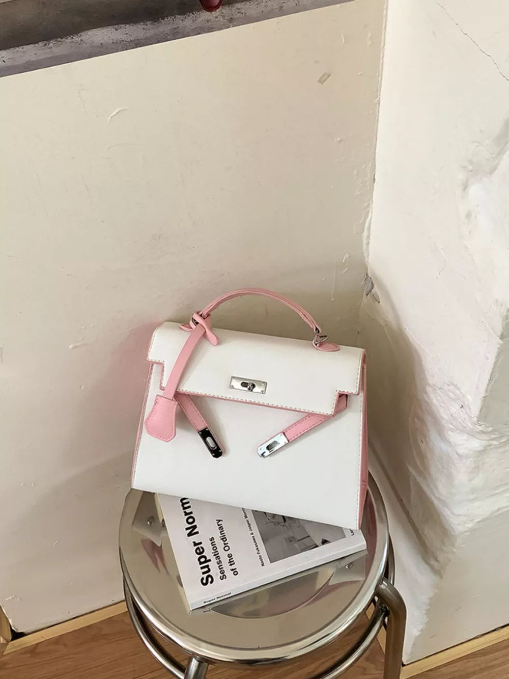 Contrast Trimmed Top-handle Crossbody Bag in Pink, close-up detail