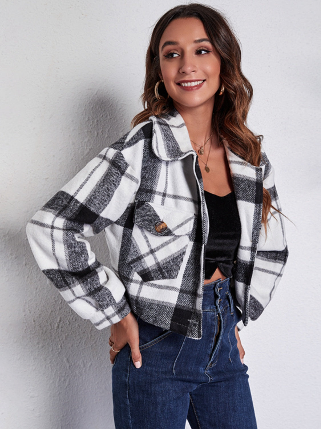 Chic plaid jacket in white and dark blue with button pockets and collar.