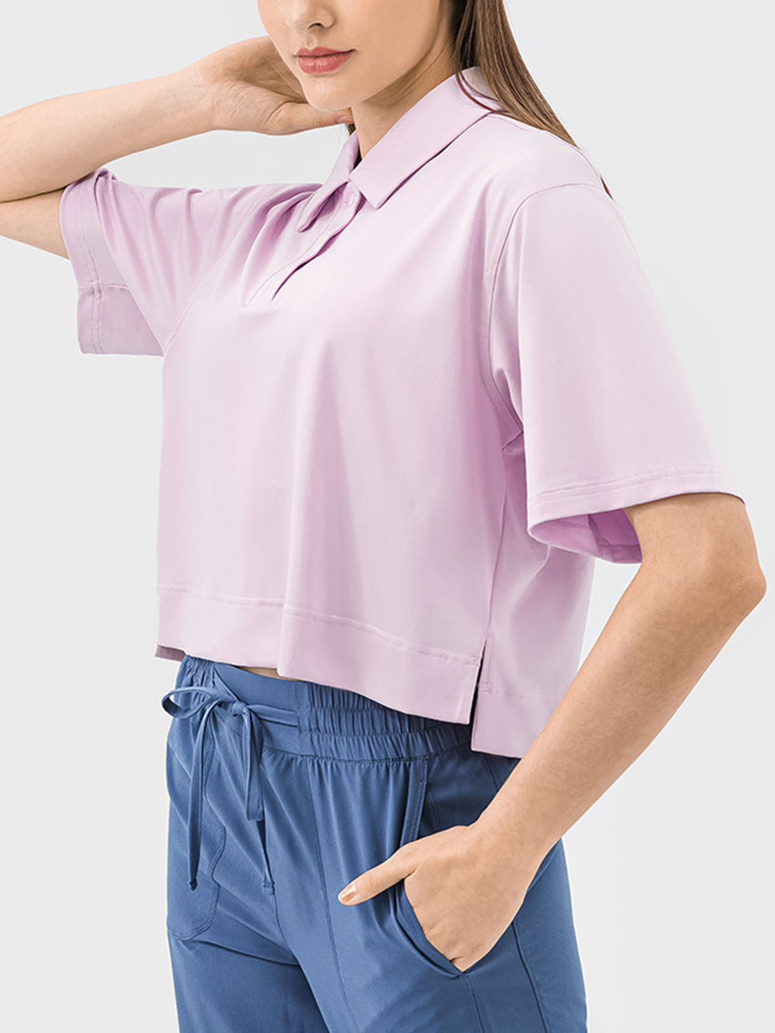 Cropped polo shirt in blush pink with short sleeves and a relaxed fit.
