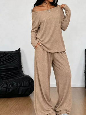 Loose Fit One-shoulder T-shirt And Pants Set Plus Size in Black, fabric detail