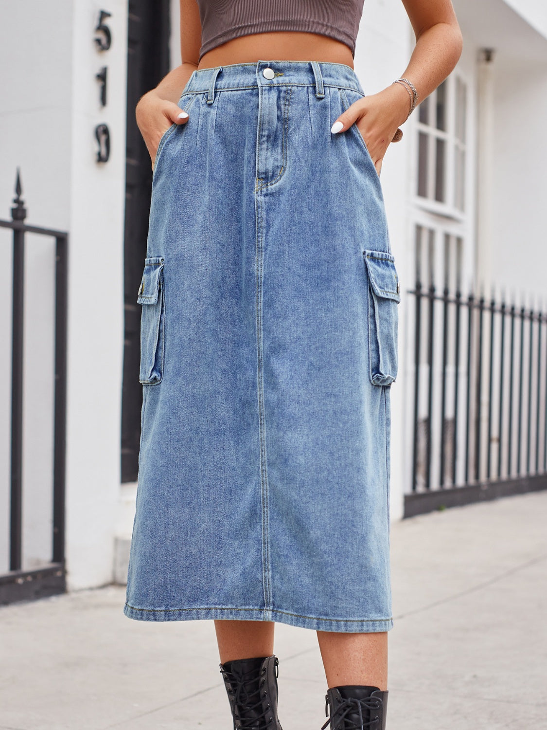 Denim midi skirt in light blue with cargo pockets and a front slit