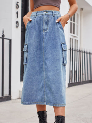 Denim midi skirt in light blue with cargo pockets and a front slit