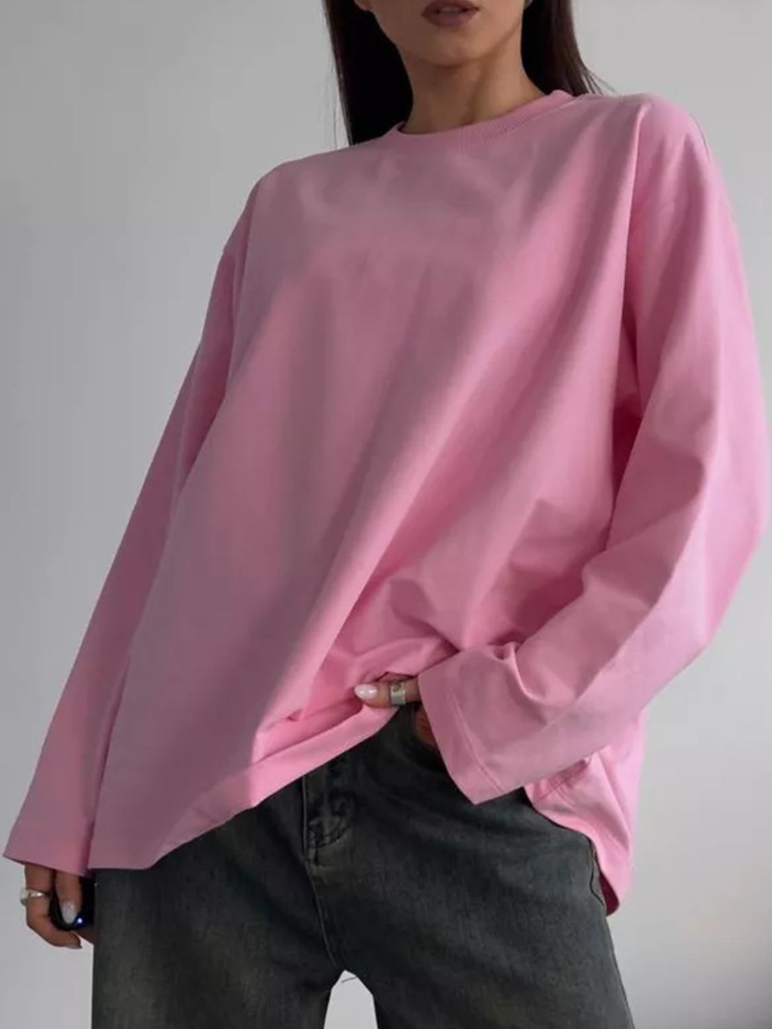 Pink oversized crewneck sweatshirt with voluminous sleeves and crew neckline.