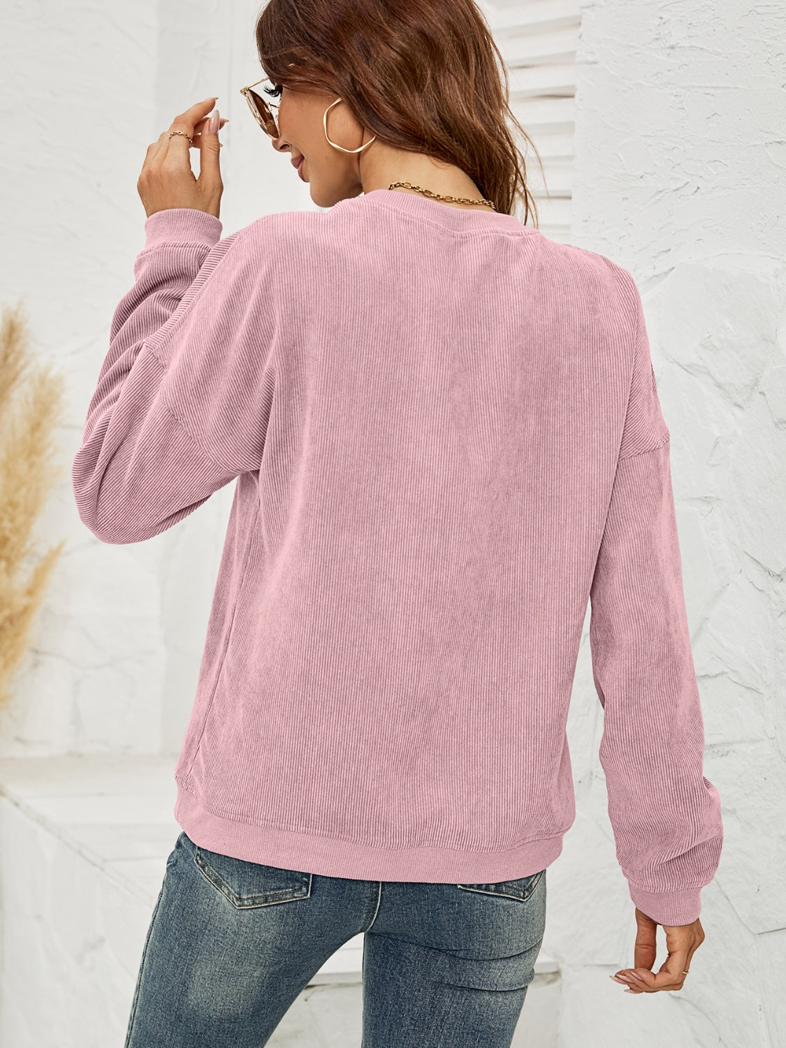 Dusty Pink corduroy sweatshirt with crew neck and long sleeves.