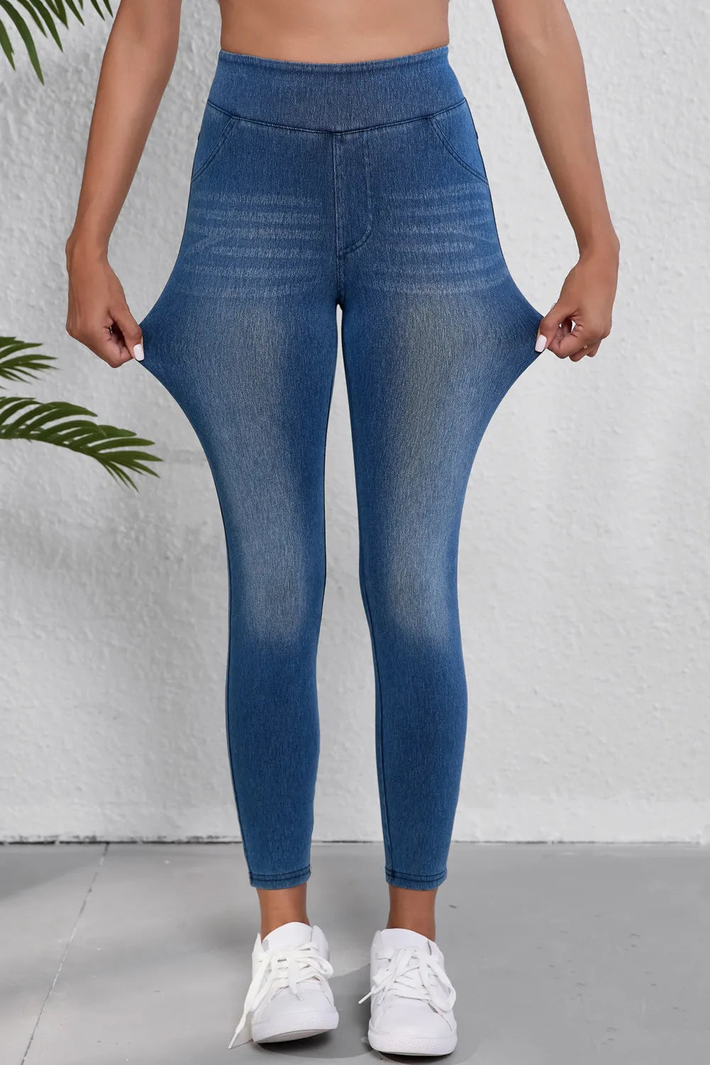 Denim-effect leggings in medium blue with a sculpted high rise and faux pocket details.