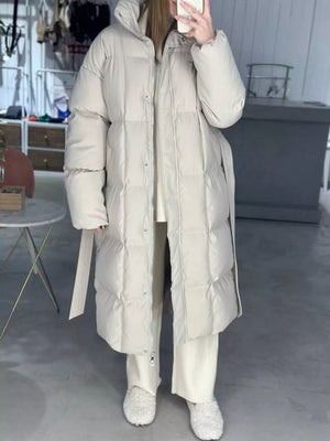 Chic padded trench coat in ivory white with tie-belt and high collar.
