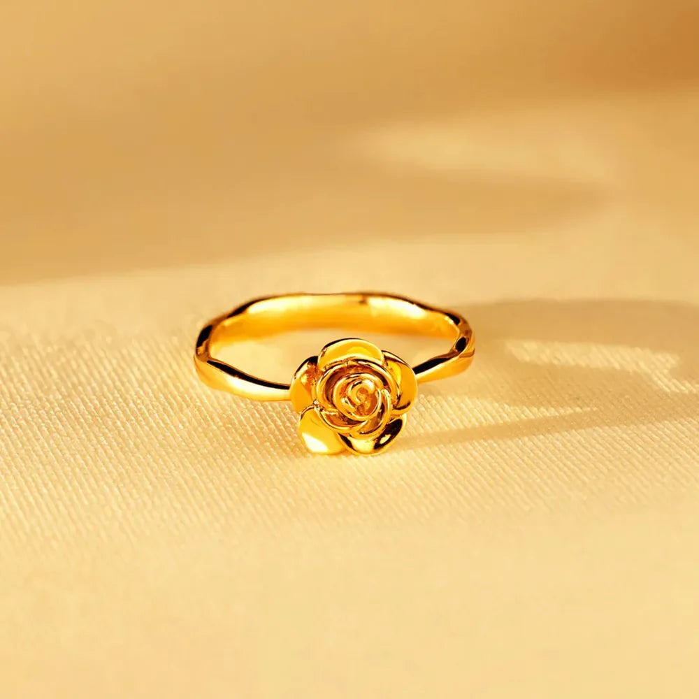 Gold ring with sculpted rosebud detail, 18K gold.