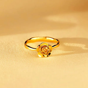 Gold ring with sculpted rosebud detail, 18K gold.