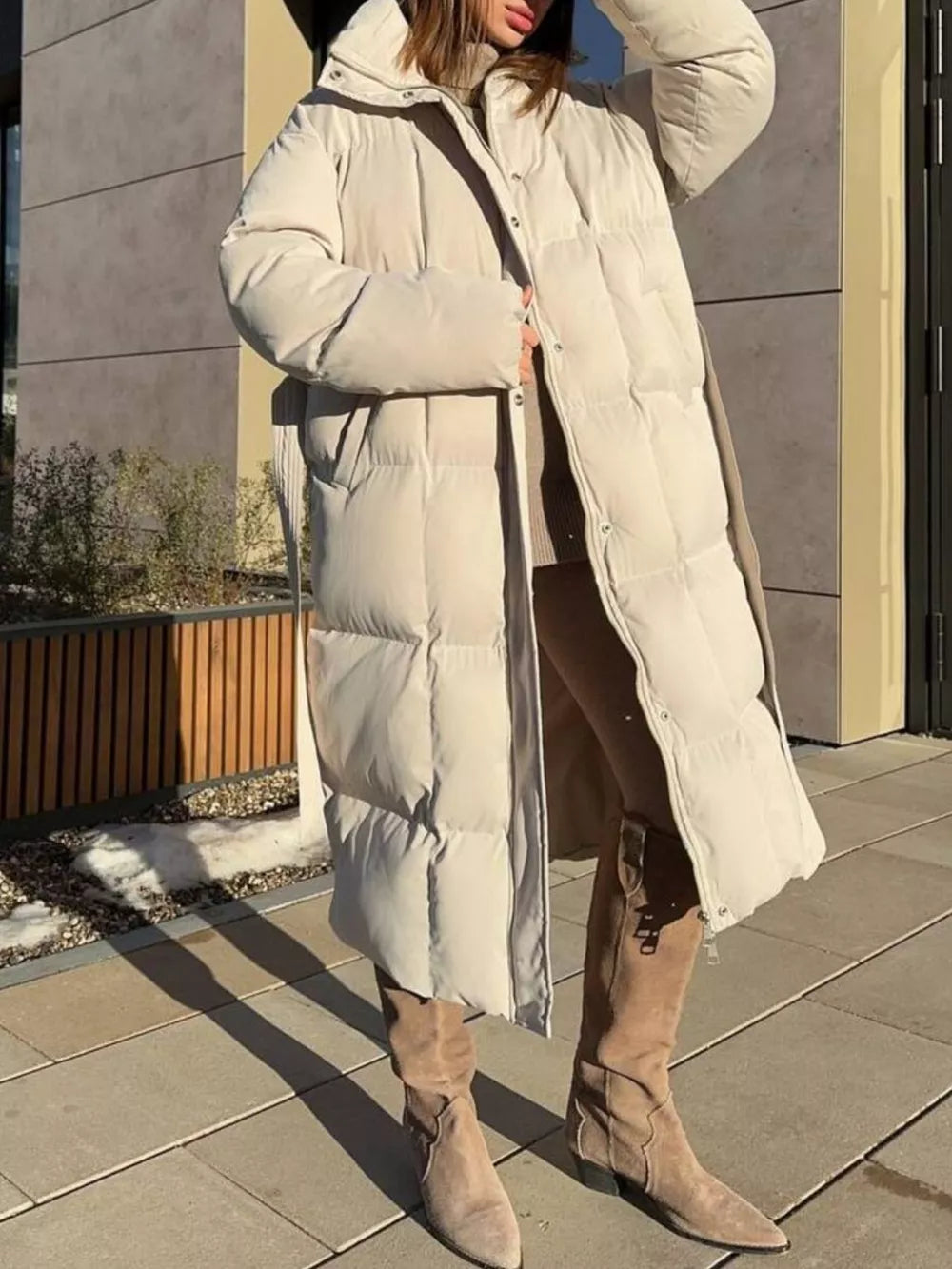 Chic padded trench coat in ivory white with tie-belt and high collar.