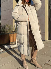 Chic padded trench coat in ivory white with tie-belt and high collar.