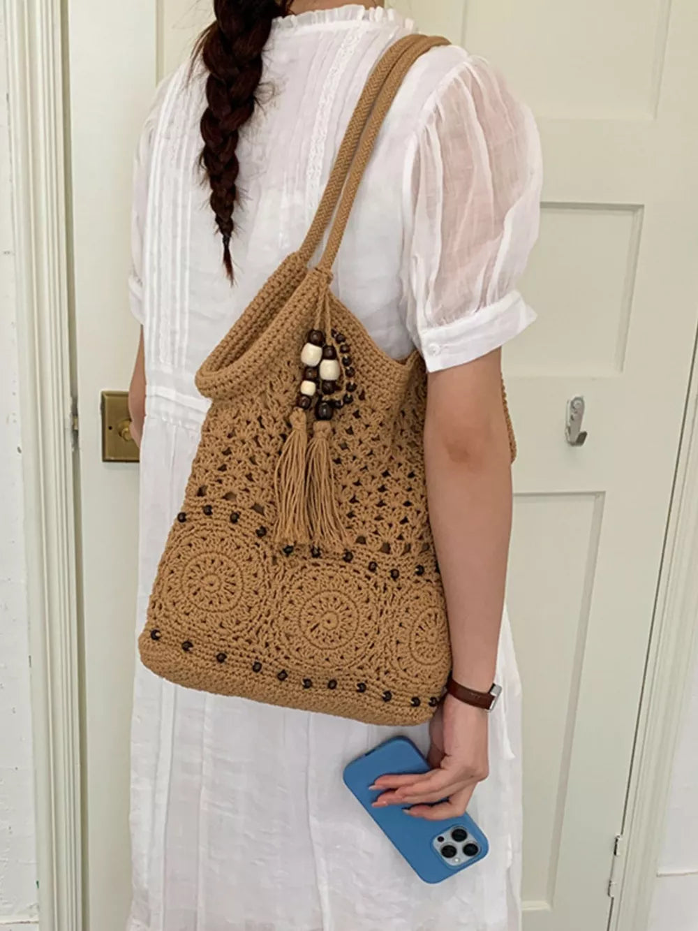 Knit Crochet Handbag in Brown, fit detail
