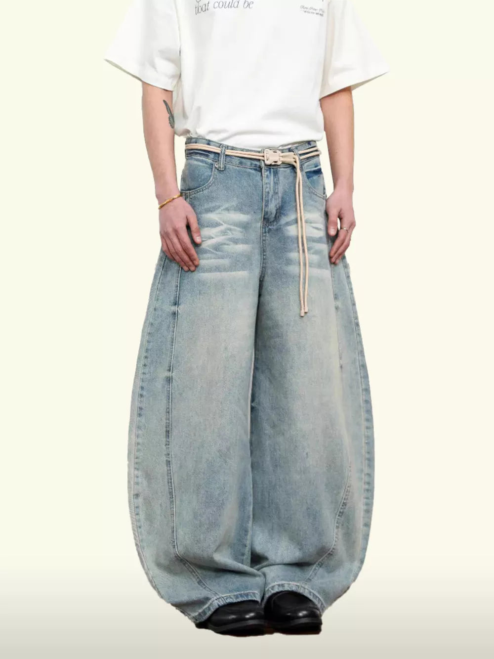 Belted wide leg denim jeans in light blue, 100% cotton, with a balloon silhouette.