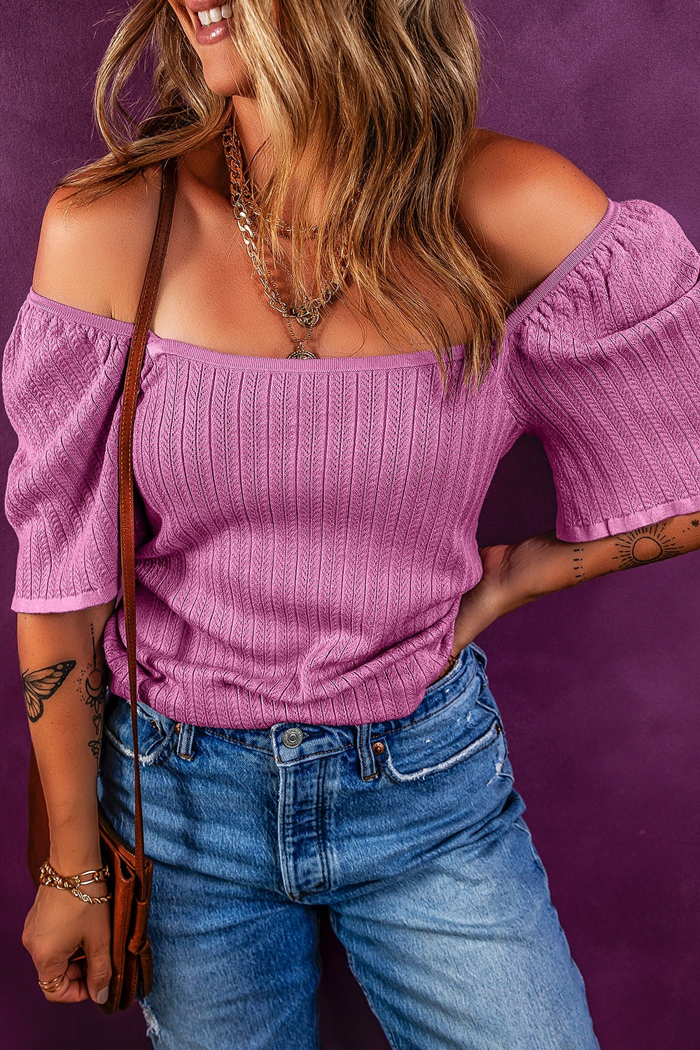 Red-violet knit blouse with square neckline and flutter sleeves, 100% viscose.