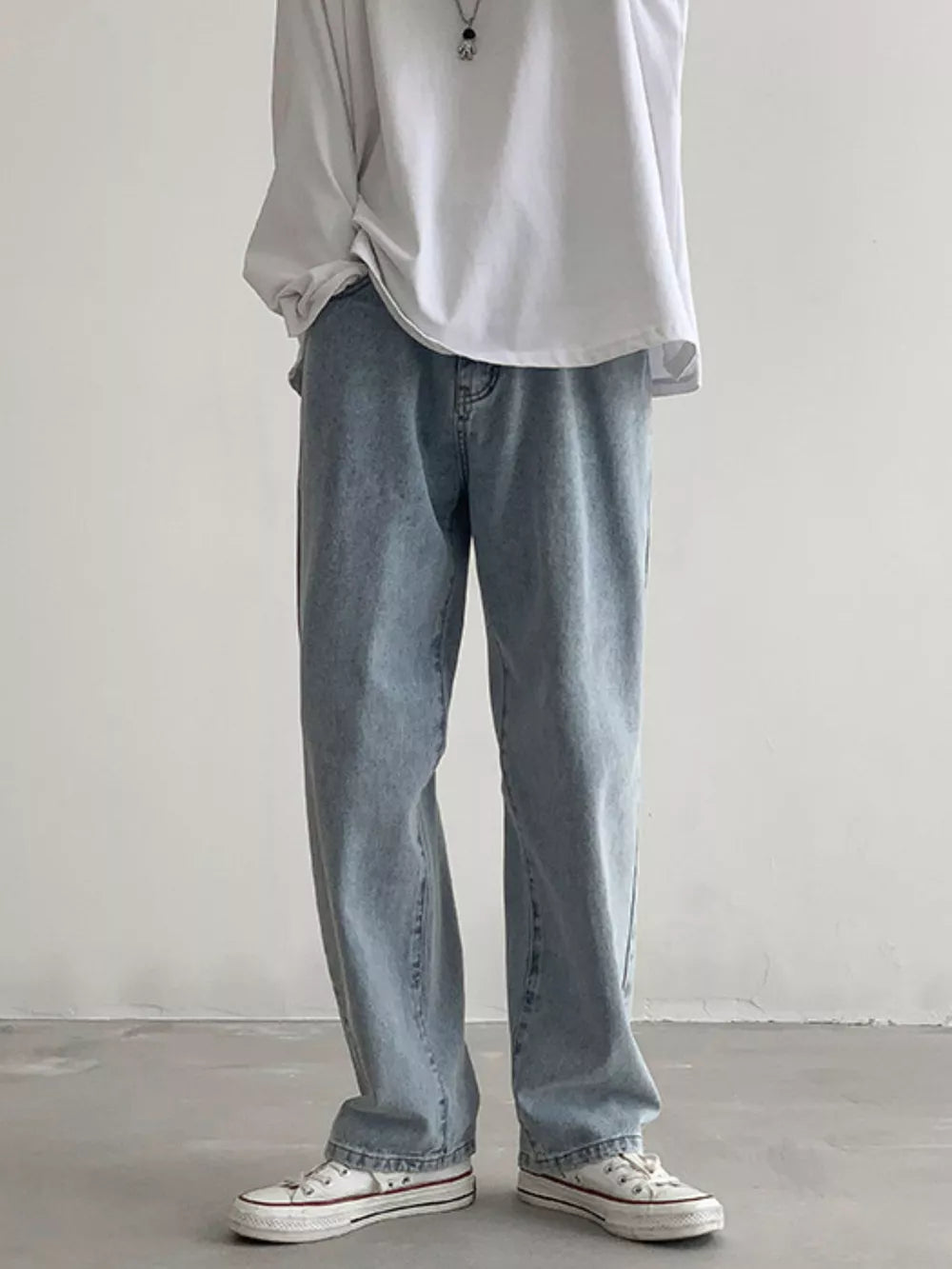 Men's Loose Fit Jeans in Black, fit detail