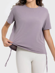 Lilac jersey t-shirt with short sleeves and adjustable side ties.