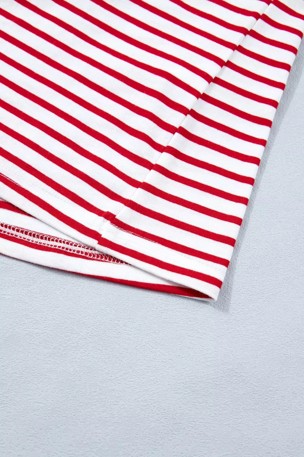 Classic striped maternity t-shirt in red and white cotton with puff sleeves.