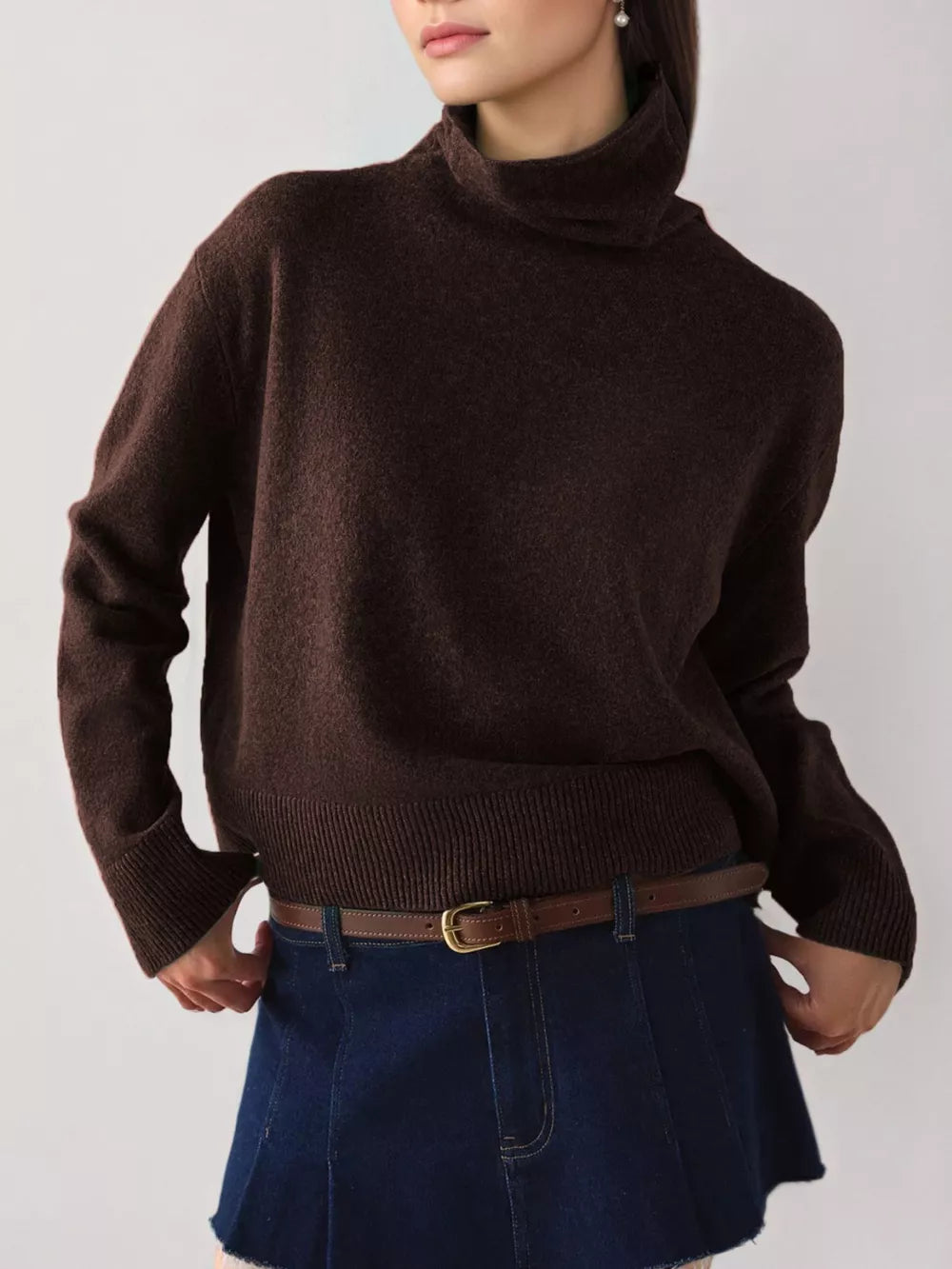 Pink turtleneck sweater with ribbed cuffs and long sleeve