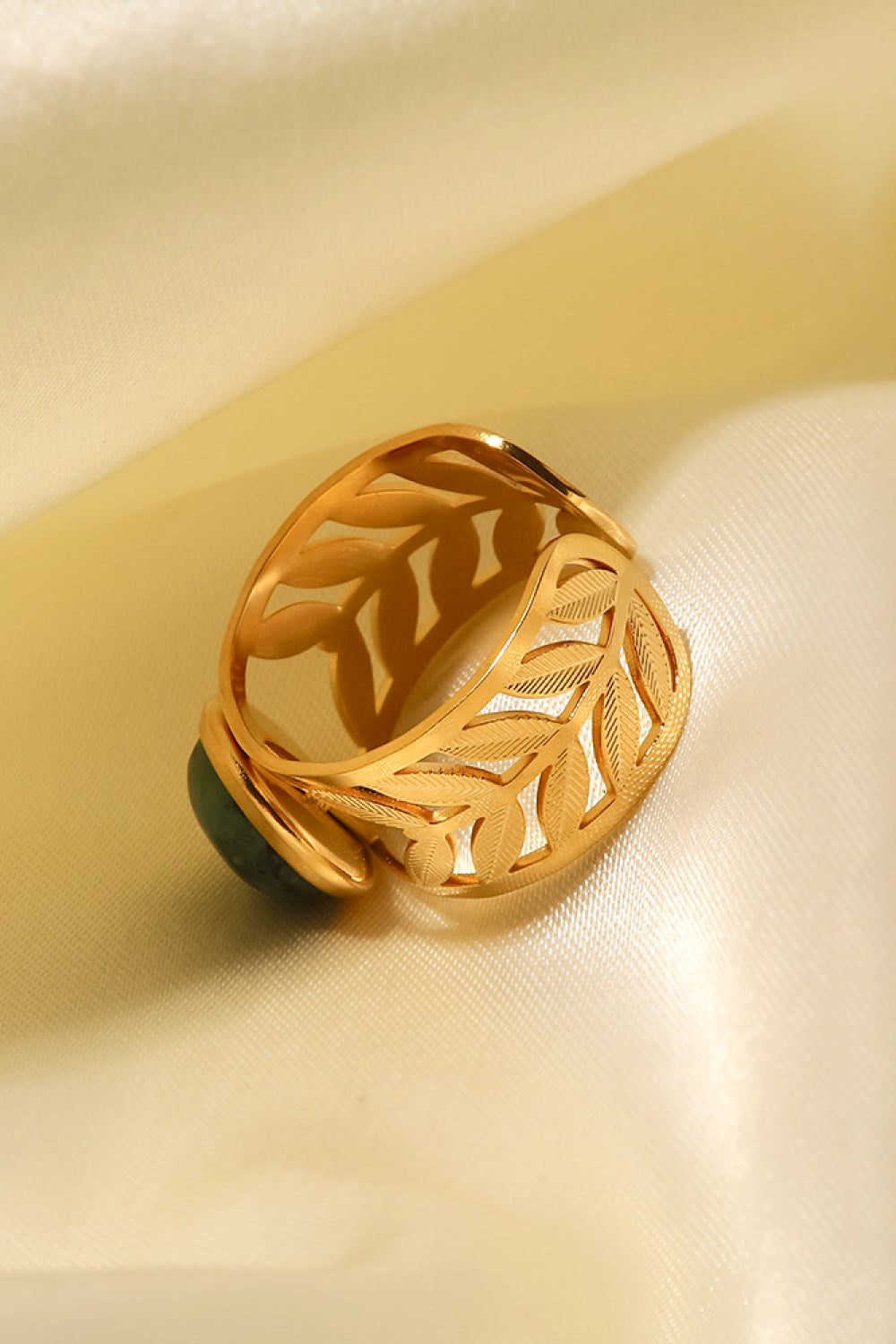 Gold leaf-cut ring with malachite stone detail