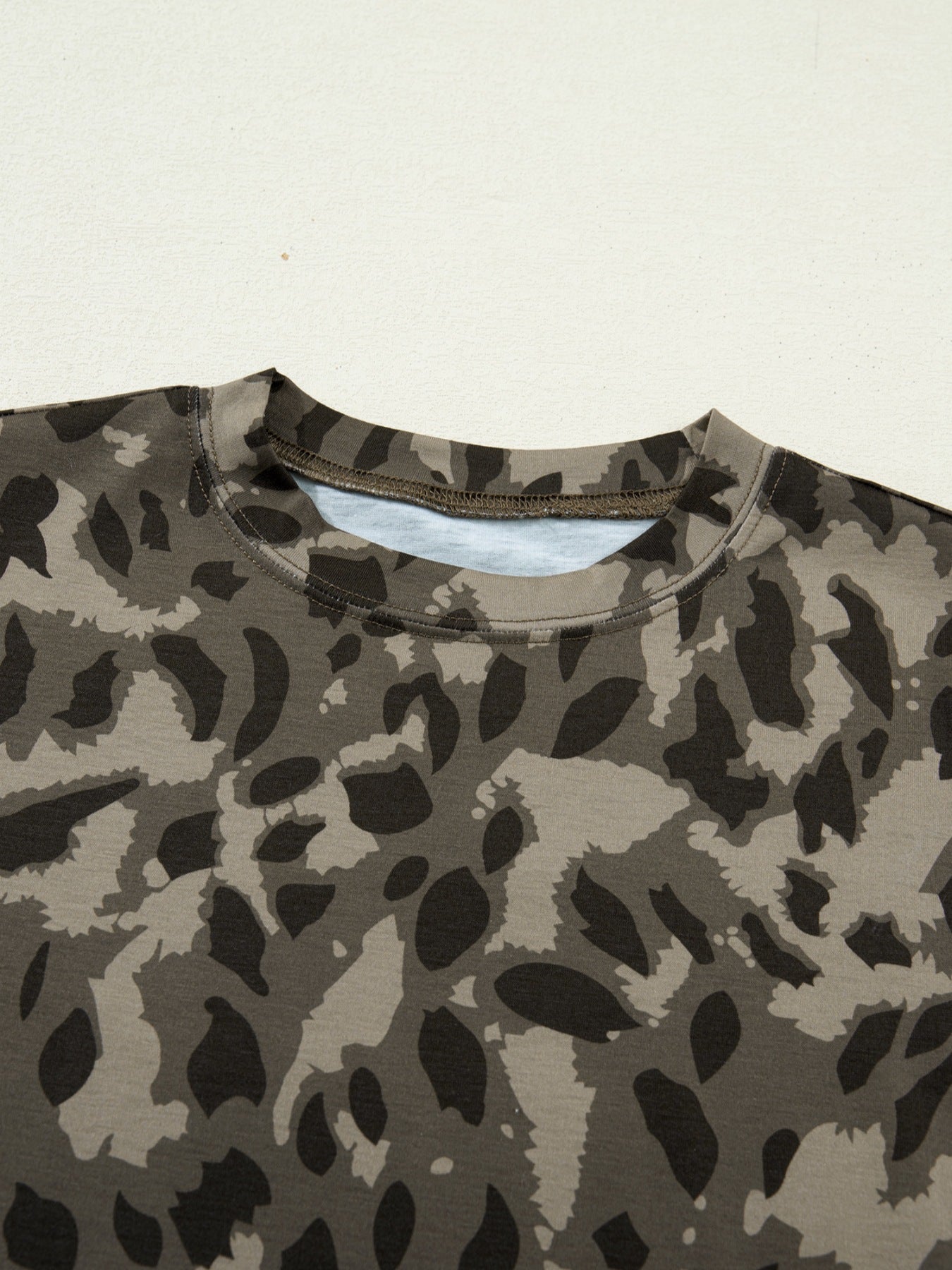Mock neck tee with abstract leopard print in grey and black, slim fit.