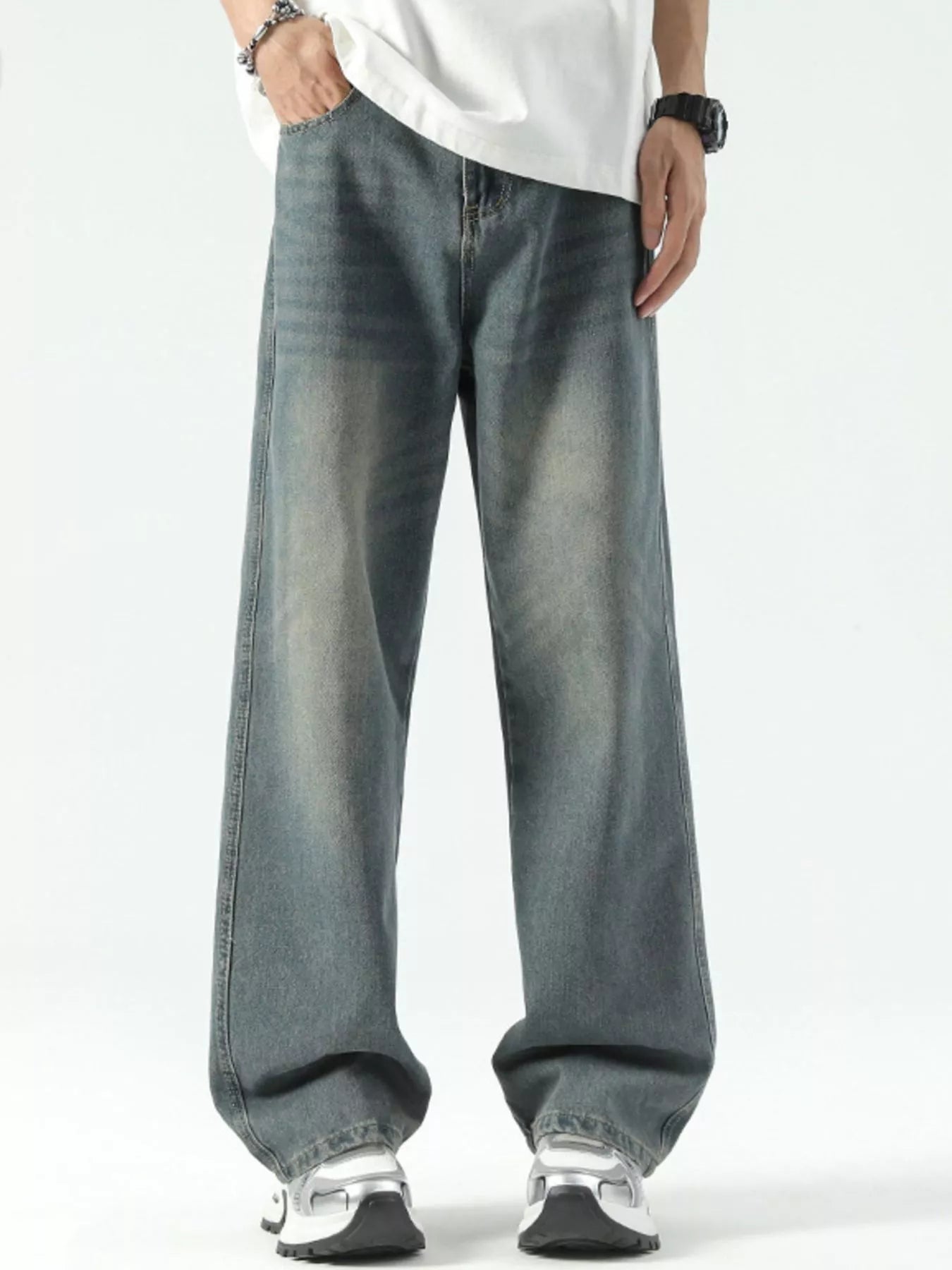 Relaxed wide-leg jeans in vintage blue denim with a comfortable fit.
