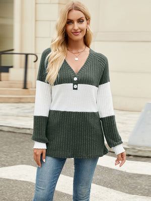 Ribbed Henley sweater with colorblock in Army Green and white, V-neck, button detail