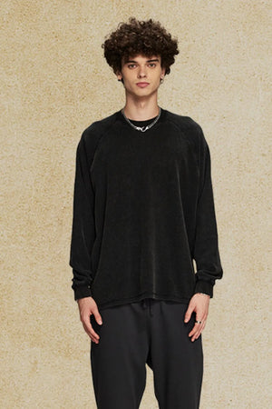 Black washed cotton sweatshirt with raglan sleeves and crew neck.
