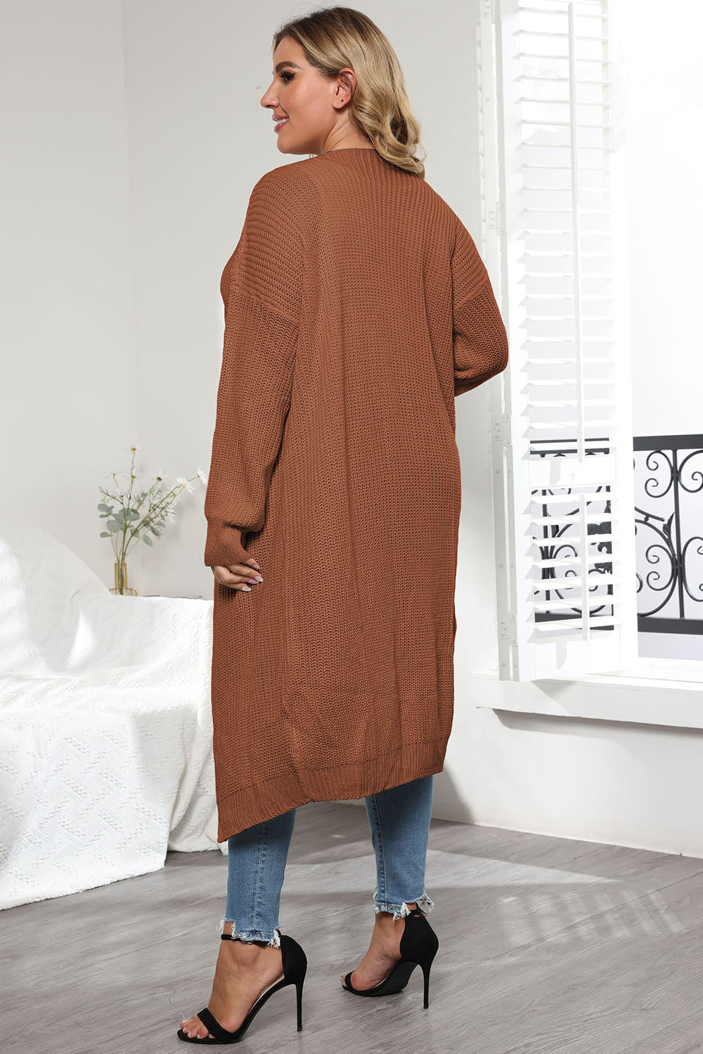 Oversized knit maxi cardigan in caramel with long sleeves and a relaxed fit.