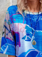 Casual t-shirt with brushstroke stripe pattern in blue and pink, crew neck, short sleeves.
