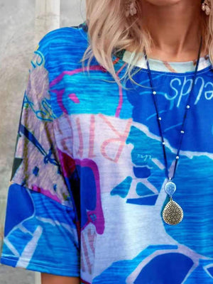 Casual t-shirt with brushstroke stripe pattern in blue and pink, crew neck, short sleeves.